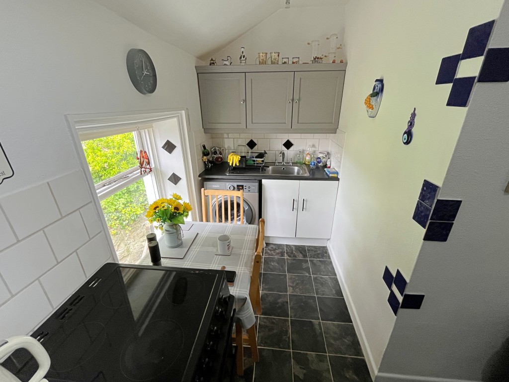 Lot: 101 - LEASEHOLD FLAT FOR INVESTMENT - Alternate view of the kitchen